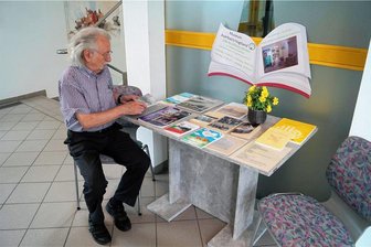 Neue Ausstellung im Museum Auerbach - Schmökern ausdrücklich erlaubt. Dr. Frieder Spitzner, der Vorsitzende der Vogtländischen Literaturgesellschaft, an einem der drei Lesetische im Auerbacher Museum.