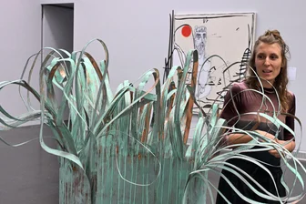 Neue Ausstellung im Museum Gunzenhauser: Die Kunstankäufe des Freistaates trotz knapper Kassen - Karoline Schneider präsentiert ihre Arbeit „Sotra/Mjezyformu - Schwester/ Zwischenform“ in der neuen Ausstellung „Win/Win“ im Museum Gunzenhauser in Chemnitz, die die diesjährigen Ankäufe der Kulturstiftung des Freistaats Sachsen zeigt.