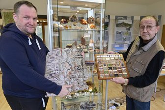 Neue Ausstellung im Vogtland: Herrliche Schmuckstücke aus unscheinbaren Steinen - Zusammengestellt wurde die Ausstellung von Jens Häusler (links) und Matthias Och. Foto: Eckhard Sommer