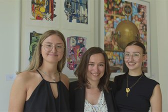 Neue Ausstellung in Bad Elster: Foto-Club Vogtland und Gymnasiasten zeigen die Stadt aus einem besonderen Blickwinkel - Cecile Wolf (links) und Ronja Bartella (rechts), zwei der beteiligten Schülerinnen, mit Kunstlehrerin Michaela Popp.