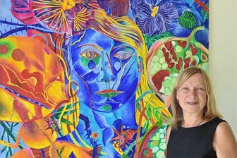 Neue Ausstellung in Bad Elster: Zwischen Paradies und Apokalypse - Elke Daemmrich mit ihrem Werk "Selbstbildnis mit Granatäpfeln".