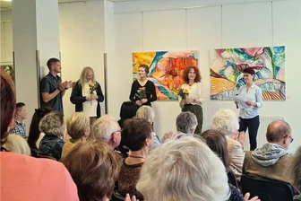 Neue Ausstellung in Burgstädt: Aquarelle und Ölbilder zeigen Menschen und Länder - Galeristin Sylvia Buschbeck, Malerin Nadja Bernhardt, Harfistin Evelin Trinks und Laudator Hans Brinkmann (v.r.).