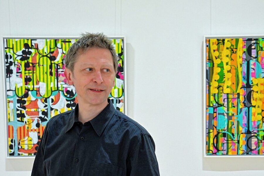 Neue Ausstellung in Chemnitz: Maler lässt sich von Musik und Lyrik inspirieren - Der Maler Uwe Mühlberg in seiner aktuellen Ausstellung in der Galerie Ferdin-Art an der Hainstraße. 