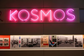 Neue Ausstellung in Chemnitz zeigt: So modern war Karl-Marx-Stadt - Die „Tanzbar Kosmos“ (hier die originale Leuchtreklame) war eine der Einrichtungen, die in den 1960er-Jahren im damaligen Karl-Marx-Stadt im komplett neu gebauten Quartier Rosenhof entstanden. Sie wurde zu einer angesagten Adresse.