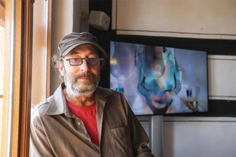 Neue Ausstellung in der Dorfgalerie Auerswalde blickt auf Lebenswerke zurück - Der Chemnitzer Maler und Grafiker Ronald Christian Weise mit seiner Videoinstallation.