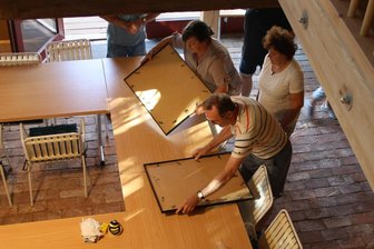 Neue Ausstellung in der Gräfenmühle in Neukirchen - Leiter Klaus Pöpperl (rechts) und Mitglieder des Fotozirkels bereiten die Ausstellung vor.