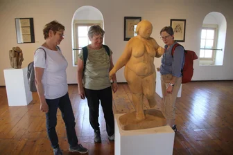 Neue Ausstellung in der Turmgalerie Augustusburg: Holz- und Steinfiguren von Fritz Böhme - Balance: Eine Holzfigur von Fritz Böhme aus Ulmenholz von 2008 in der Turmgalerie.