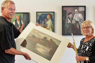Neue Ausstellung in Freiberg: Eine Zeitreise in die Natur - In der Steuer-, Wirtschafts- und Rechtsanwaltskanzlei BSKP in der Kaufhausgasse in Freiberg sind Werke von Werner Küttner zu sehen. Im Bild Sohn Wolfgang mit Ehefrau Ingelore und einer Pastellarbeit aus den 1970er-Jahren. 