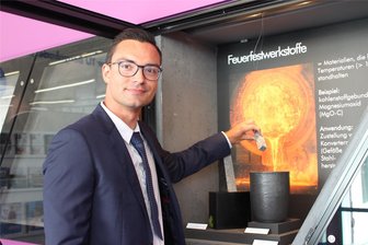Neue Ausstellung in Freiberg zeigt „stille Helden“ - Doktorand Alexander Schramm hat die neue Ausstellung im Foyer der Terra mineralia mitgestaltet.