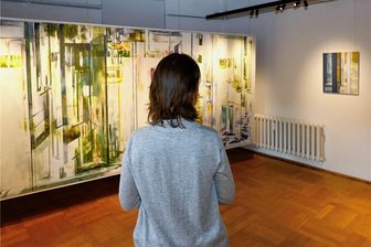 Neue Ausstellung in Glauchau: Thomas Hellinger lotet Grenzbereich aus - Höhepunkt der Ausstellung: Das Werk „Transit 1“ von Thomas Hellinger auf einer über vier Meter großen Leinwand