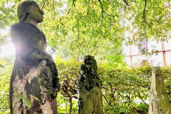 Neue Ausstellung in Lößnitz: Welche Farben hat die Trauer? - Auf dem Friedhof in Lößnitz wird am Sonnabend eine Ausstellung zum Thema „Die Farben der Trauer“ eröffnet.