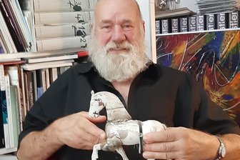 Neue Ausstellung in Meeraner Galerie zeigt Arbeiten von Stefan Bachmann - Künstler Stefan Bachmann wuchs in Meerane auf, lebt aber seit Jahrzehnten im thüringischen Kranichfeld.