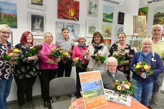 Neue Ausstellung in Oelsnitz: Wahrzeichen, Landschaften und Stillleben - Kathrin Schubert, Katja Stolzenberger, Erika Schingnitz, Klaus Sommer, Jutta Ettelt, Elisabeth Hartl, Dietrich Wöllner, Anja Betz, Heike Naumann und Alfred Pflug (von links). Es fehlen Veronika Koinzer und Christine Unger.