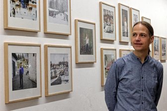 Neue Ausstellung in Plauener Galerie Forum K: Auerbacher Fotograf setzt sich auch mit Corona-Zeit auseinander - Danny Otto brachte den Gästen zur Vernissage, seine Art zu fotografieren näher. Oft sind es auf den ersten Blick banal wirkende Schauplätze, in denen er beim Erkunden etwas Besonderes entdeckt.