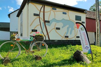 Neue Ausstellung in Radwegkirche Altensalz: Lieblingssätze aus der Bibel - Die Radwegkirche hat verlässliche Öffnungszeiten.
