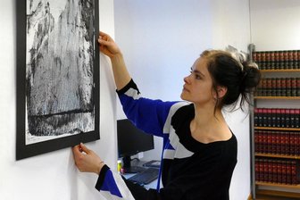 Neue Ausstellung in Zschopauer Bibliothek soll Phantasie der Besucher anregen - Die Künstlerin Sara M.T. Richter-Höhlich bei der Vorbereitung ihrer Ausstellung in der Zschopauer Bibliothek.