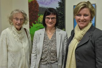 Neue Ausstellung in Zwota: Eine Amerikanerin unter Vogtländerinnen - Drei Frauen mit drei Malstilen in einer Ausstellung: Hanna Jordan aus Markneukirchen, Steffi Sandner aus Klingenthal und die gebürtige Amerikanerin Rose Sasse, die seit einigen Jahren in Tannenbergsthal lebt (von links).