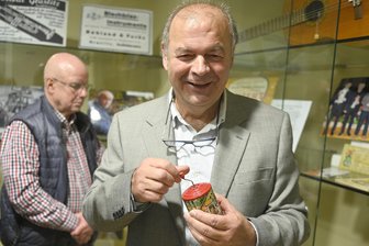 Neue Ausstellung in Zwota: „Vom Zauber der Musik“ - Kinderinstrumente in Spielzeugform: Thorald Meisel entlockte ihnen bei der Vernissage einige Töne, was für Überraschung und Schmunzeln bei den Besuchern sorgte.