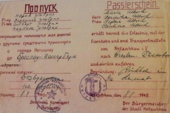 Neue Ausstellung lässt Kriegsende 1945 lebendig werden - Passierschein für eine Familie, die von Netzschkau in die Heimat nach Breslau-Wasserborn zurückkehren wollte. Unterzeichnet war er vom sowjetischen Kriegskommandanten und dem Netzschauer Bürgermeister.