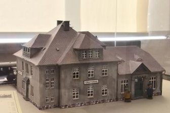 Neue Ausstellung lenkt Blick auf Oberfrohnas Vergangenheit - Ein Kartonmodell des Oberfrohnaer Bahnhofs: Gebaut und gestaltet hat es Gert Sommer.