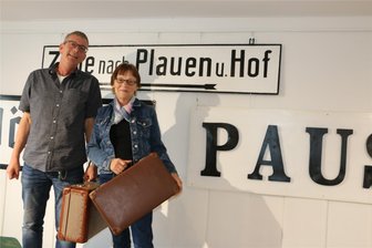 Neue Ausstellung rückt die 140-jährige Geschichte der Eisenbahnstrecke Mehltheuer-Weida in den Blickpunkt - Vor den Bahnhofsschildern stehen die beiden Ausstellungsmacher Ute Arnold und Michael Strobel.