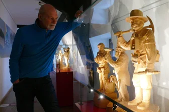 Neue Ausstellung rückt schlummernde Schätze eines Zschopauer Schnitzers ins Rampenlicht - Für die Schnitzereien, die nun im Gang zu den Stuben zu sehen sind, hat Matthias Uhlmann einen Leihvertrag mit der Stadt geschlossen.