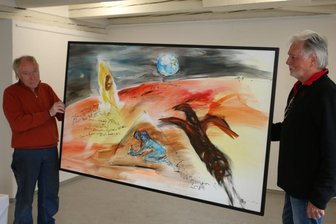 Neue Ausstellung sorgt für Glücksmoment bei Galeristin - Thomas Weißflog (links) und Karl-Heinz Käppler haben in der Galerie "burk-art" in Meinersdorf die Werke von Dagmar Ranft-Schinke aufgehängt. 