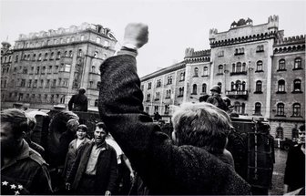 Neue Ausstellung: Tschechische Fotografie in den Kunstsammlungen in Chemnitz - Josef Koudelka: "Platz der Republik, Invasion 68 / Námestí Republiky, Invaze 68" aus dem Jahr 1968. Koudelkas Fotos gingen um die Welt. Der Fotograf reiste 1970 nach Westeuropa aus, war zeitweise staatenlos, erhielt Asyl in Großbritannien und kehrte erst 1984 in sein Heimatland zurück. / Josef Koudelka: "Platz der Republik, Invasion 68 / Námestí Republiky, Invaze 68" aus dem Jahr 1968. Koudelkas Fotos gingen um die Welt. Der Fotograf reiste 1970 nach Westeuropa aus, war zeitweise staatenlos, erhielt Asyl in Großbritannien und kehrte erst 1984 in sein Heimatland zurück.
