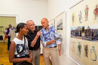 Neue Ausstellung würdigt künstlerisches Lebenswerk der Helbigs - Klaus Helbig (Mitte) im Gespräch mit Ethalem und Andreas Baus, die extra aus Berlin zur Ausstellungseröffnung nach Plauen anreisten.