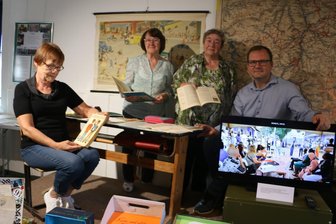 Neue Ausstellung zeigt die Schule Pausa von einst und worum sie heute kämpft - In der neuen Ausstellung: Ute Arnold vom Heimatverein, die ehemaligen Lehrerinnen Luise Voigtmann und Uta Scheufler (von links) sowie Sebastian Herda, der die Oberschule Pausa leitet.