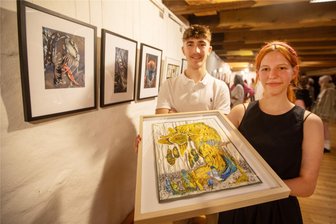 Neue Ausstellung zeigt in Plauener Malzhausgalerie die Preisträgerarbeiten der diesjährigen Jugendkunsttriennale - Emily Nodmann, 18 Jahre aus Plauen, ist mit ihrem Werk „Seelenbaum“ vertreten. Oskar Meckert (18) aus Plauen erhielt für seine Bilder (an der Wand) einen Anerkennungspreis.