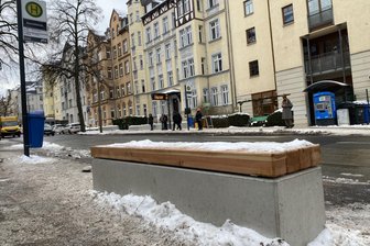 Neue Bänke für Haltestellen in Chemnitz: Manche haben nun zwei, andere gar keine - Die neue Sitzbank an der Haltestelle Henriettenstraße steht auf der Seite, wo es bereits ein Wartehäuschen gibt.
