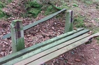Neue Bänke in Bad Brambach: Bürger werten Röthenbachtal auf - Die alten Bänke im Röthenbachtal boten ein sehr trauriges Bild.