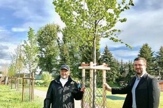 Neue Bäume und moderne Halle: Bockau putzt Grundschule heraus - Bürgermeister Siegfried Baumann (links) und Markus Teubner freuen sich über die jungen Laubbäume auf dem Schulareal.