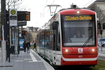 Neue Bahn soll an Röhrsdorf vorbeifahren - Was diese Fotomontage symbolisiert, soll in etwa zehn Jahren Wirklichkeit sein: Chemnitz-Bahnen, die nach Limbach-Oberfrohna unterwegs sind. Auf welchem Weg, muss sich noch entscheiden. 