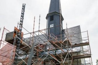 Neue Balken und ein Mantel aus Gerüstteilen: Gotteshaus erhält Kur - 