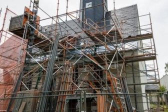 Neue Balken und ein Mantel aus Gerüstteilen: Gotteshaus erhält Kur - 