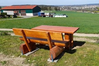 Neue Bank bietet fantastischen Blick auf Plauen - Die neue Sitzbank am Großfriesener Rundwanderweg bietet einen schönen Blick auf Plauen.