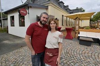 Neue Bar am Stadion in Zwickau eröffnet: Inhaber hoffen auf mehr als nur eine Handvoll Gäste - Sükrü (links) und Gülden Ince stehen vor „Lina’s Bar“, benannt nach ihrem jüngsten Kind.