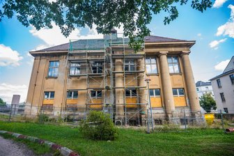 Neue Baugerüste an alter Freimaurerloge im Erzgebirge: Startet jetzt die Millionen-Sanierung? - An der Außenfassade der alten Loge an der Schneeberger Straße in Aue ist ein Baugerüst aufgebaut worden.