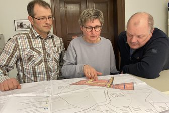 Neue Bauplätze: Gemeinde im Vogtland wirbt um Häuslebauer - Bernd Trommer, Undine Fuchs und Wolfgang Schädlich sind froh, dass der Bebauungsplan bestätigt ist.