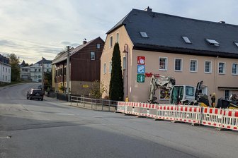Neue Baustelle an Ortsdurchfahrt im Erzgebirge: Eine Sperrung endet, die nächste beginnt - Nach der Baustelle in der Annaberger Straße (rechts) soll die S 268 in Crottendorf gesperrt werden.