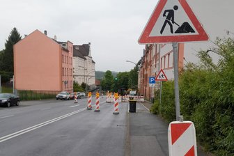 Neue Baustelle auf Bundesstraße im Erzgebirge überrascht Autofahrer - Blick auf die Baustelle und die Sperrung auf der Schwarzenberger Straße (B 101) in Aue.