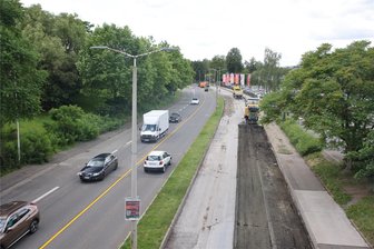 Neue Baustelle auf der B 93 in Zwickau: Noch fließt der Verkehr - Auf der Uhdestraße wird die Straßendecke zunächst auf einer Richtungsfahrbahn erneuert. Der Verkehr wird auf die Gegenspur umgeleitet.