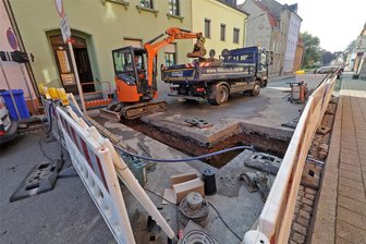 Neue Baustelle im Stadtzentrum in Meerane: Poststraße bleibt nach Wasserrohrbruch voll gesperrt - Die Poststraße in Meerane ist nach dem Wasserrohrbruch voll gesperrt.