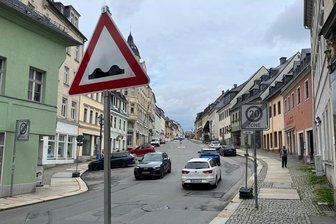 Neue Baustelle in der Annaberger Innenstadt: Verkehr rollt teilweise über Parkflächen - Ab Montag beginnen Bauarbeiten in einem Bereich der Wolkensteiner Straße in Annaberg. Spurrillen sind der Grund.