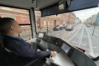 Neue Baustelle, neue Staus: Zwickau-Marienthal steckt weiter im Verkehrschaos - Wo Steve Bretschneider jetzt eine staufreie Marienthaler Straße vorfindet, stand er bis vor kurzem mit der Straßenbahn oft im Stau. Im Berufsverkehr reichte die Autoschlange stadtauswärts bis zur Goethestraße.