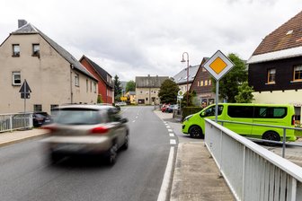 Neue Baustelle: Ortsdurchfahrt in Crottendorf soll ab Juli gesperrt werden - Ein Bereich der Ortsdurchfahrt Annaberger Straße in Crottendorf soll voraussichtlich ab Juli gesperrt werden.