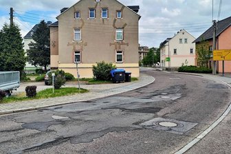 Neue Baustellen speziell zwischen Freiberg und Flöha - Ab Montag, 22. Mai, kommt es in Flöha noch dicker: Dann wird die Erdmannsdorfer Straße (Bild) zwischen der Straße Zur Baumwolle und Einmündung Fritz-Heckert-Straße erneuert. Die Arbeiten sollen eine Woche dauern. 