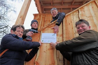 Neue Beobachtungskanzel am Großhartmannsdorfer Teich: Blick auf größten Vogelrastplatz der Region - Kreisnaturschutzbeauftragte Marie-Luise Müller, Naturschutzhelfer Yannik Otto, Udo Seifert und Jörg Semmig, Geschäftsführer vom Landschaftspflegeverband Mulda/Flöha (v. l.), bringen an der neuen Beobachtungskanzel eine Tafel an. 